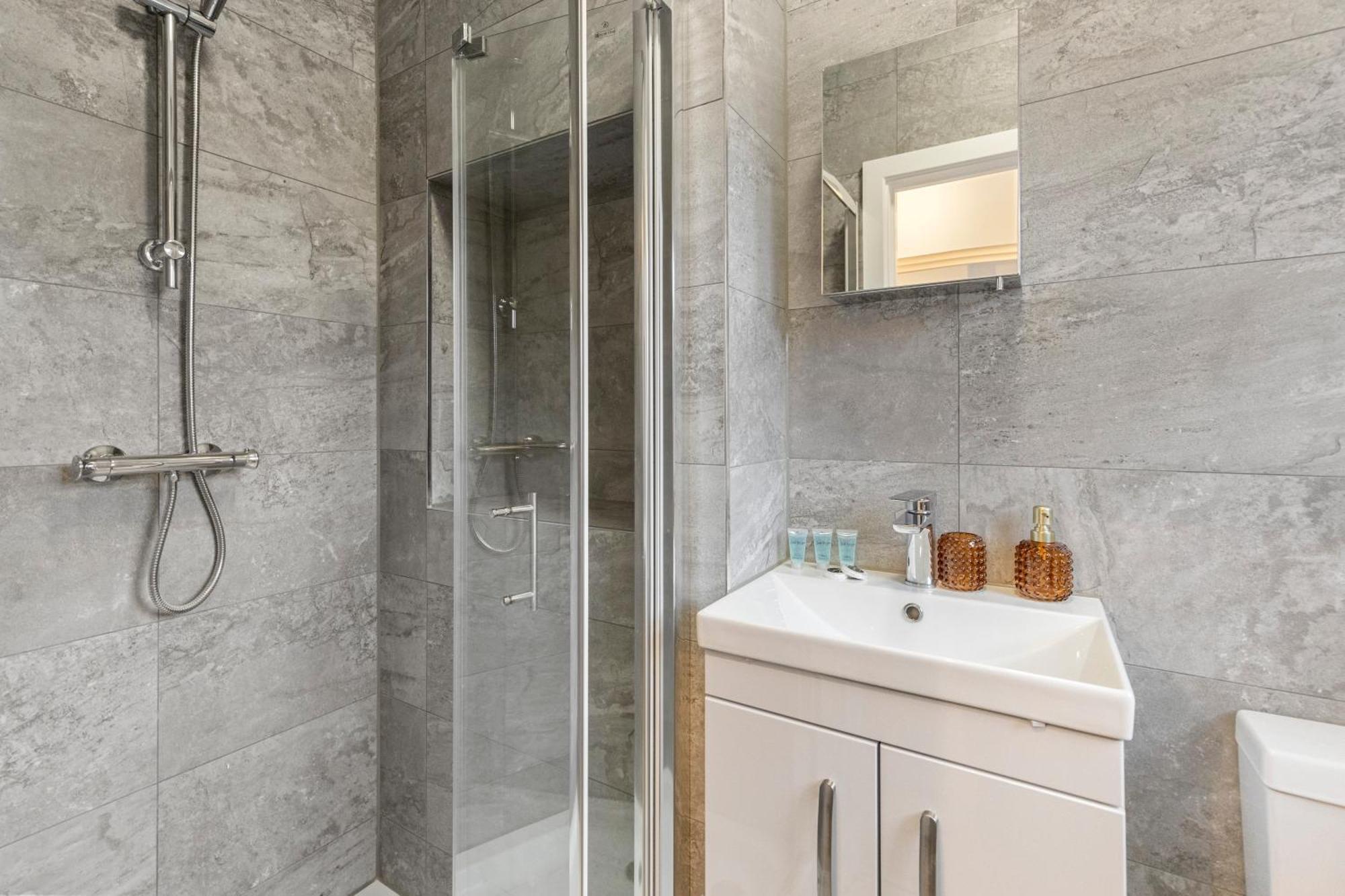 Beautiful-Cosy-King Sized Bed Flat 3 Min Walk To Tube Station Lejlighed London Eksteriør billede